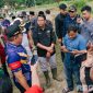 Caption: Bupati Sampang (H.Slamet Junaidi) saat diwawancara awak media, usai tanam bibit padi di Desa Moktesareh Kecamatan Kedungdung. 