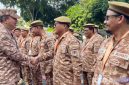 Caption: Bupati Gorontalo Utara (Thariq Modanggu) berjabat tangan dengan Sekjend Kemendagri usai apel pelepasan peserta retret. 