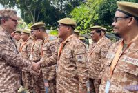 Caption: Bupati Gorontalo Utara (Thariq Modanggu) berjabat tangan dengan Sekjend Kemendagri usai apel pelepasan peserta retret. 