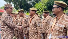 Caption: Bupati Gorontalo Utara (Thariq Modanggu) berjabat tangan dengan Sekjend Kemendagri usai apel pelepasan peserta retret. 