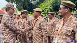 Caption: Bupati Gorontalo Utara (Thariq Modanggu) berjabat tangan dengan Sekjend Kemendagri usai apel pelepasan peserta retret. 