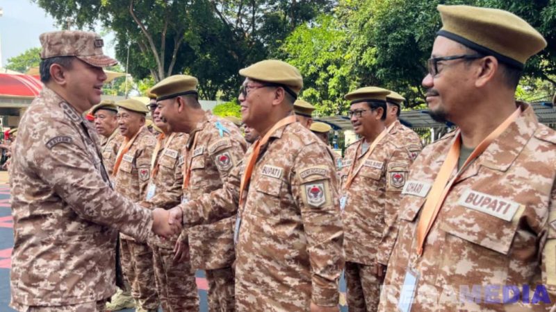 Caption: Bupati Gorontalo Utara (Thariq Modanggu) berjabat tangan dengan Sekjend Kemendagri usai apel pelepasan peserta retret. 