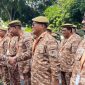 Caption: Bupati Gorontalo Utara (Thariq Modanggu) berjabat tangan dengan Sekjend Kemendagri usai apel pelepasan peserta retret. 