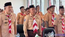 Caption: Kalapas Narkotika Pamekasan bersama Kwarcab Gerakan Pramuka, mengikuti zoom dengan Menteri Imipas dalam kegiatan Perkemahan Satya Dharma Bhakti Pemasyarakatan. 