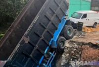 Caption: akibat kecelakaan, tampak truk fuso nyungsep di bekas galian proyek revitalisasi jembatan di jalur jalan raya Tanah Merah Bangkalan. 