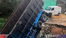 Caption: akibat kecelakaan, tampak truk fuso nyungsep di bekas galian revitalisasi jembatan di jalur jalan raya Tanah Merah Bangkalan. 