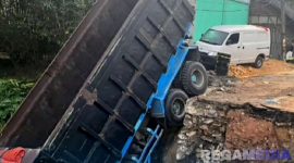 Caption: akibat kecelakaan, tampak truk fuso nyungsep di bekas galian proyek revitalisasi jembatan di jalur jalan raya Tanah Merah Bangkalan. 