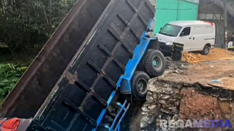 Caption: akibat kecelakaan, tampak truk fuso nyungsep di bekas galian proyek revitalisasi jembatan di jalur jalan raya Tanah Merah Bangkalan. 