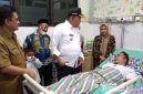 Caption: didampingi Kades Blu'uran dan Plt Dirut RSMZ, Bupati Sampang H.Slamet Junaidi saat menjenguk Ketua PABPDSI Sampang yang terbaring sakit. 
