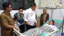 Caption: didampingi Kades Blu'uran dan Plt Dirut RSMZ, Bupati Sampang H.Slamet Junaidi saat menjenguk Ketua PABPDSI Sampang yang terbaring sakit. 