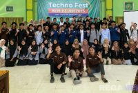 Caption: mahasiswa Fakultas Teknik Universitas Islam Madura (UIM) pose bersama usai gelar TECHNOfest 2025.
