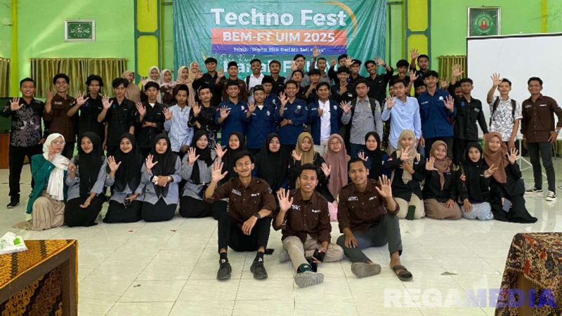 Caption: mahasiswa Fakultas Teknik Universitas Islam Madura (UIM) pose bersama usai gelar TECHNOfest 2025.