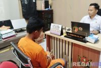 Caption: tersangka pembunuhan inisial RF, saat dimintai keterangan penyidik Satreskrim Polres Bangkalan. 