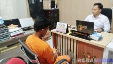 Caption: tersangka pembunuhan inisial RF, saat dimintai keterangan penyidik Satreskrim Polres Bangkalan. 