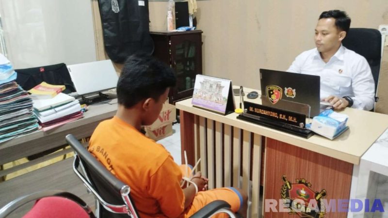 Caption: tersangka pembunuhan inisial RF, saat dimintai keterangan penyidik Satreskrim Polres Bangkalan. 