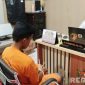 Caption: tersangka pembunuhan inisial RF, saat dimintai keterangan penyidik Satreskrim Polres Bangkalan. 