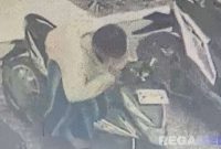 Caption: potongan video cctv masjid, tampak pria berpakaian switer dan bersarung mencoba melakukan pencurian sepeda motor. 
