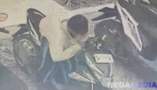Caption: potongan video cctv masjid, tampak pria berpakaian switer dan bersarung mencoba melakukan pencurian sepeda motor. 