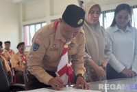 Caption: Kalapas Narkotika Kelas IIA Pamekasan tanda tangani surat kerjasama dengan Kwarcab Gerakan Pramuka dan Sanggar Senam Talang Siring. 