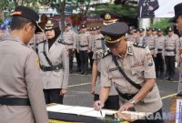 Caption: Kapolres Sampang AKBP Hartono pimpin serah terima jabatan Wakapolres dan Kasat Intelkam, (sumber foto: Humas Polres Sampang). 