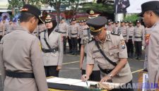 Caption: Kapolres Sampang AKBP Hartono pimpin serah terima jabatan Wakapolres dan Kasat Intelkam, (sumber foto: Humas Polres Sampang). 
