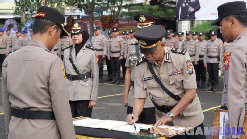 Caption: Kapolres Sampang AKBP Hartono pimpin serah terima jabatan Wakapolres dan Kasat Intelkam, (sumber foto: Humas Polres Sampang). 