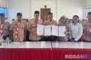 Caption: Kalapas Narkotika Pamekasan pose bersama usai penandatanganan kerjasama dengan Kwarcab Gerakan Pramuka Pamekasan dan Sanggar Senam Talang Siring. 