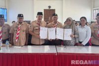 Caption: Kalapas Narkotika Pamekasan pose bersama usai penandatanganan kerjasama dengan Kwarcab Gerakan Pramuka Pamekasan dan Sanggar Senam Talang Siring. 