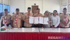 Caption: Kalapas Narkotika Pamekasan pose bersama usai penandatanganan kerjasama dengan Kwarcab Gerakan Pramuka Pamekasan dan Sanggar Senam Talang Siring. 