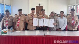 Caption: Kalapas Narkotika Pamekasan pose bersama usai penandatanganan kerjasama dengan Kwarcab Gerakan Pramuka Pamekasan dan Sanggar Senam Talang Siring. 