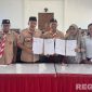 Caption: Kalapas Narkotika Pamekasan pose bersama usai penandatanganan kerjasama dengan Kwarcab Gerakan Pramuka Pamekasan dan Sanggar Senam Talang Siring. 