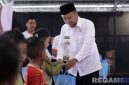Caption: Wabup Sampang Ra Mahfudz berikan santunan saat pembukaan khitanan massal di Mapolres Sampang dalam semarak HUT Bhayangkara, (sumber foto: Humas Polres Sampang). 