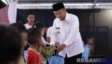 Caption: Wabup Sampang Ra Mahfudz berikan santunan saat pembukaan khitanan massal di Mapolres Sampang dalam semarak HUT Bhayangkara, (sumber foto: Humas Polres Sampang). 