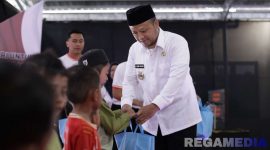 Caption: Wabup Sampang Ra Mahfudz berikan santunan saat pembukaan khitanan massal di Mapolres Sampang dalam semarak HUT Bhayangkara, (sumber foto: Humas Polres Sampang). 
