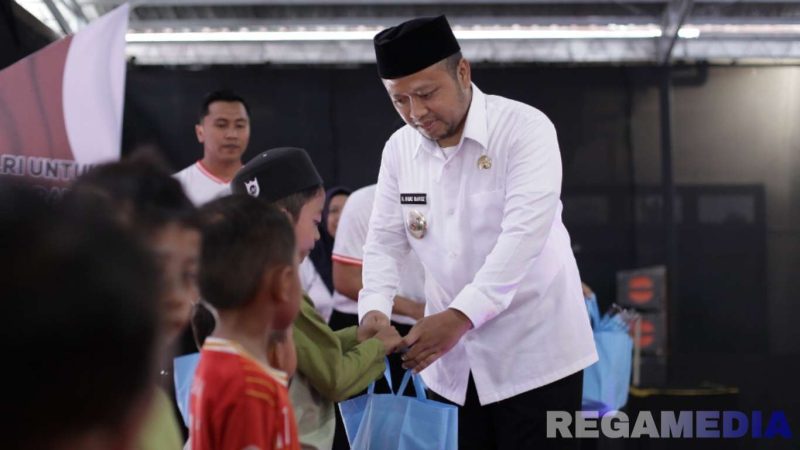 Caption: Wabup Sampang Ra Mahfudz berikan santunan saat pembukaan khitanan massal di Mapolres Sampang dalam semarak HUT Bhayangkara, (sumber foto: Humas Polres Sampang). 