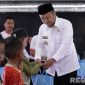 Caption: Wabup Sampang Ra Mahfudz berikan santunan saat pembukaan khitanan massal di Mapolres Sampang dalam semarak HUT Bhayangkara, (sumber foto: Humas Polres Sampang). 