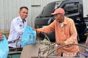 Caption: salah satu pejabat struktural Lapas Narkotika Pamekasan saat memberikan bantuan paket sembako kepada tukang becak. 