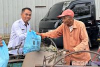 Caption: salah satu pejabat struktural Lapas Narkotika Pamekasan saat memberikan bantuan paket sembako kepada tukang becak. 