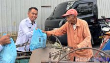 Caption: salah satu pejabat struktural Lapas Narkotika Pamekasan saat memberikan bantuan paket sembako kepada tukang becak. 