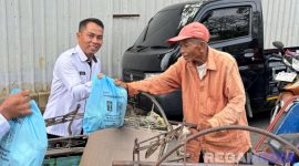 Caption: salah satu pejabat struktural Lapas Narkotika Pamekasan saat memberikan bantuan paket sembako kepada tukang becak. 