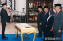 Caption: Bupati Sampang H.Slamet Junaidi saat melantik Direktur - Dewan Pengawas PDAM Trunojoyo dan melantik Dirut - Dirops PT GSM, (sumber foto: Prokopim Pemkab Sampang). 