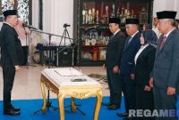 Caption: Bupati Sampang H.Slamet Junaidi saat melantik Direktur - Dewan Pengawas PDAM Trunojoyo dan melantik Dirut - Dirops PT GSM, (sumber foto: Prokopim Pemkab Sampang). 