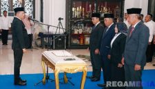 Caption: Bupati Sampang H.Slamet Junaidi saat melantik Direktur - Dewan Pengawas PDAM Trunojoyo dan melantik Dirut - Dirops PT GSM, (sumber foto: Prokopim Pemkab Sampang). 
