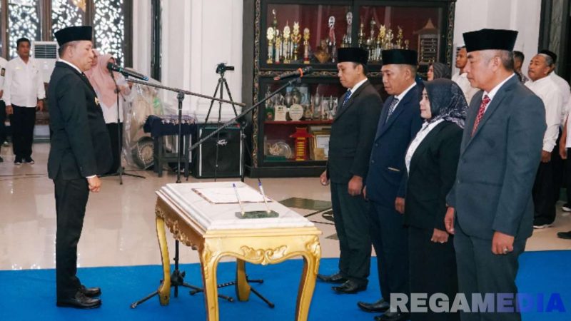 Caption: Bupati Sampang H.Slamet Junaidi saat melantik Direktur - Dewan Pengawas PDAM Trunojoyo dan melantik Dirut - Dirops PT GSM, (sumber foto: Prokopim Pemkab Sampang). 
