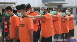 Caption: para pelaku penyalahgunaan narkoba jenis sabu yang berhasil diamankan Polres Pamekasan. 