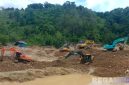 Caption: tampak sejumlah alat berat beraktivitas di lokasi pertambangan, di Desa Botudulanga Kecamatan Buntulia Kabupaten Pohuwato, (dok. regamedianews). 