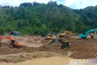 Caption: tampak sejumlah alat berat beraktivitas di lokasi pertambangan, di Desa Botudulanga Kecamatan Buntulia Kabupaten Pohuwato, (dok. regamedianews). 