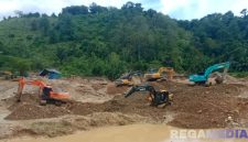 Caption: tampak sejumlah alat berat beraktivitas di lokasi pertambangan, di Desa Botudulanga Kecamatan Buntulia Kabupaten Pohuwato, (dok. regamedianews). 