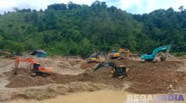 Caption: tampak sejumlah alat berat beraktivitas di lokasi pertambangan, di Desa Botudulanga Kecamatan Buntulia Kabupaten Pohuwato, (dok. regamedianews). 