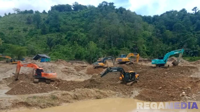 Caption: tampak sejumlah alat berat beraktivitas di lokasi pertambangan, di Desa Botudulanga Kecamatan Buntulia Kabupaten Pohuwato, (dok. regamedianews). 